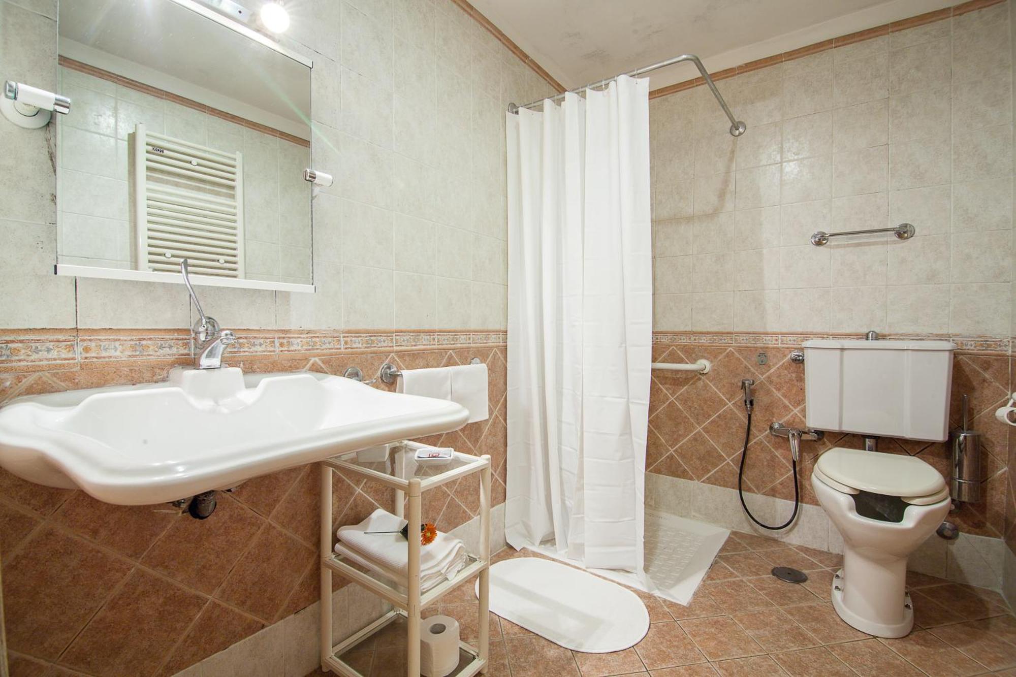 Quarto com Cama de Casal ou 2 de Solteiro